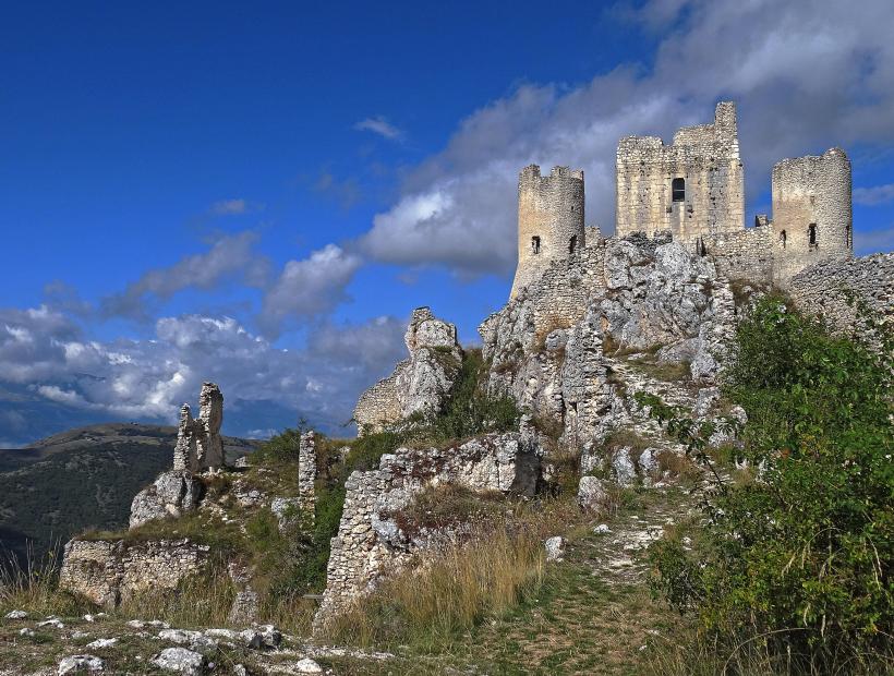 rocca calascio abruzzo tours italy trails